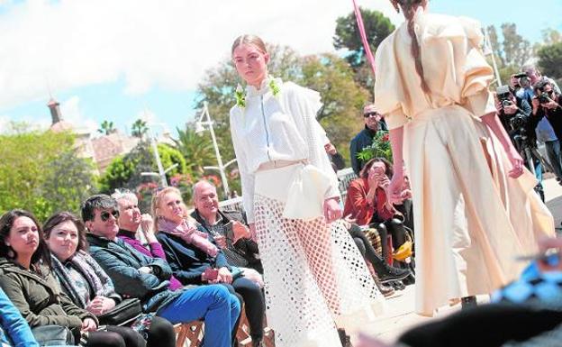  Dos modelos atraviesan la pasarela de los Molinos del Río con diseños de María Lafuente. 