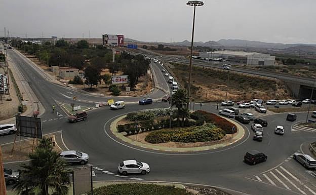 Colas a la entrada del Polígono del Cabezo Beaza desde la autovía.