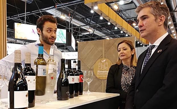 El consejero Miguel Ángel del Amor, este lunes, visitando el expositor de la Región de Murcia en el Salón Gourmets 2019, que se celebra esta semana en Madrid.