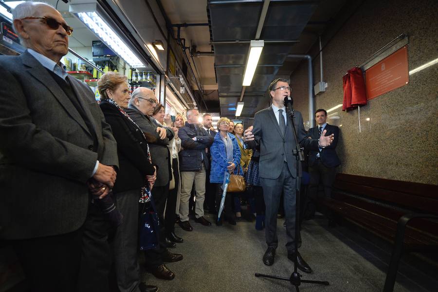 En el día que cumpliría 76 años, el también cronista oficial de la ciudad, que falleció el pasado mes de noviembre, fue el protagonista de un acto en el que se presentó las insignias con las que contará por la labor llevada a cabo