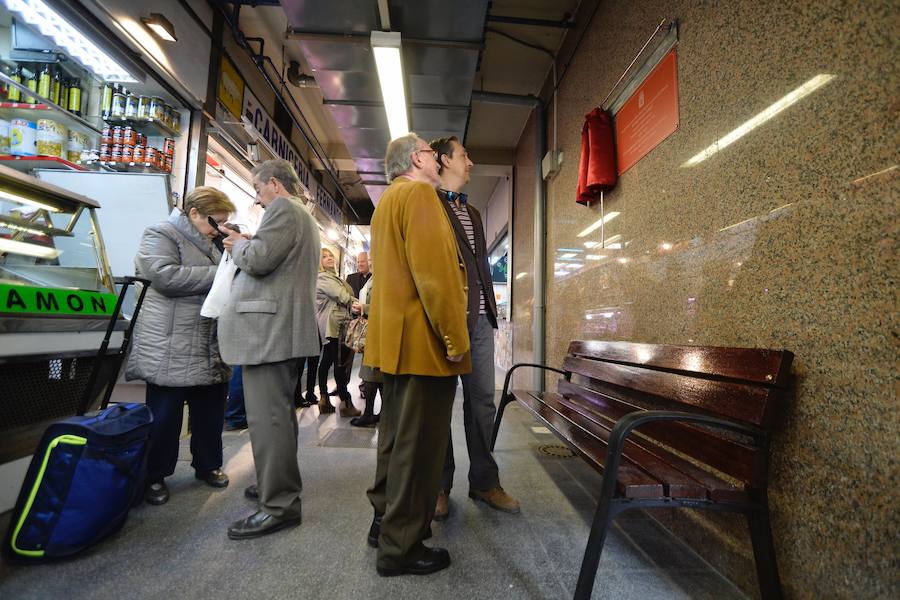En el día que cumpliría 76 años, el también cronista oficial de la ciudad, que falleció el pasado mes de noviembre, fue el protagonista de un acto en el que se presentó las insignias con las que contará por la labor llevada a cabo