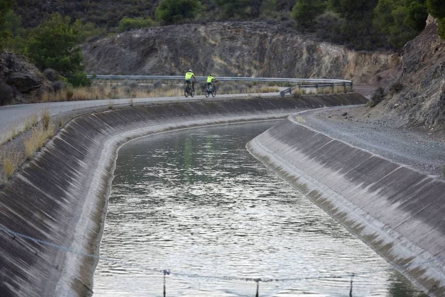 Cauce del Trasvase Tajo-Segura, a su paso por Sierra Espuña.