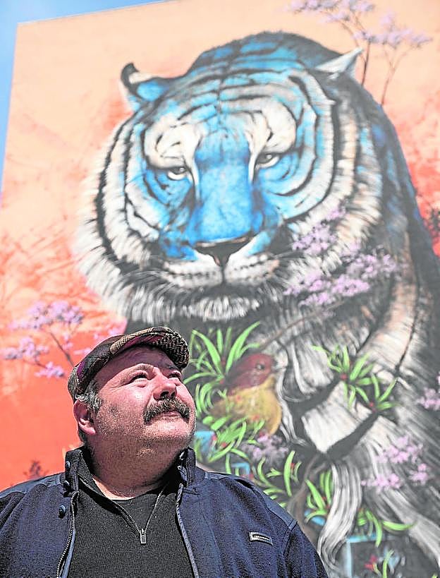 Kraser, ante uno de sus murales, en Sauces. 