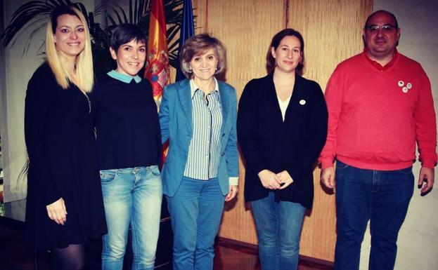 La ministra de Sanidad, Luisa Carcedo (centro), se reúne con cuatro representantes de la Plataforma por la Atención Primaria y los Derechos de la Infancia.