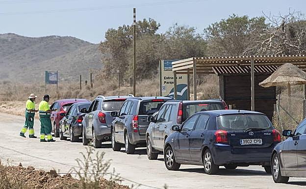 Varios vehículos pasan el control de acceso al Parque de Calblanque.