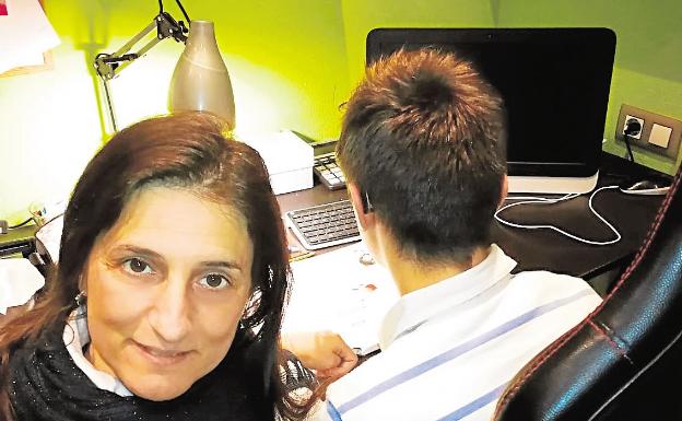Cati Gallardo, junto a su hijo David, uno de los afectados por el ácido valproico. 