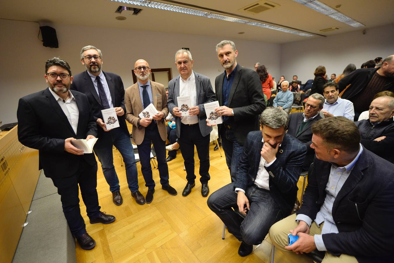 El periodista Manuel Ponce presentó el libro 'Crónica política (2014-2019)', que narra los hechos ocurridos en la Región desde la salida de Valcárcel hasta hoy. A Ponce le acompañaron los cuatro portavoces parlamentarios en la última legislatura: Víctor Martínez, Joaquín López, Óscar Urralburu y Miguel Sánchez.