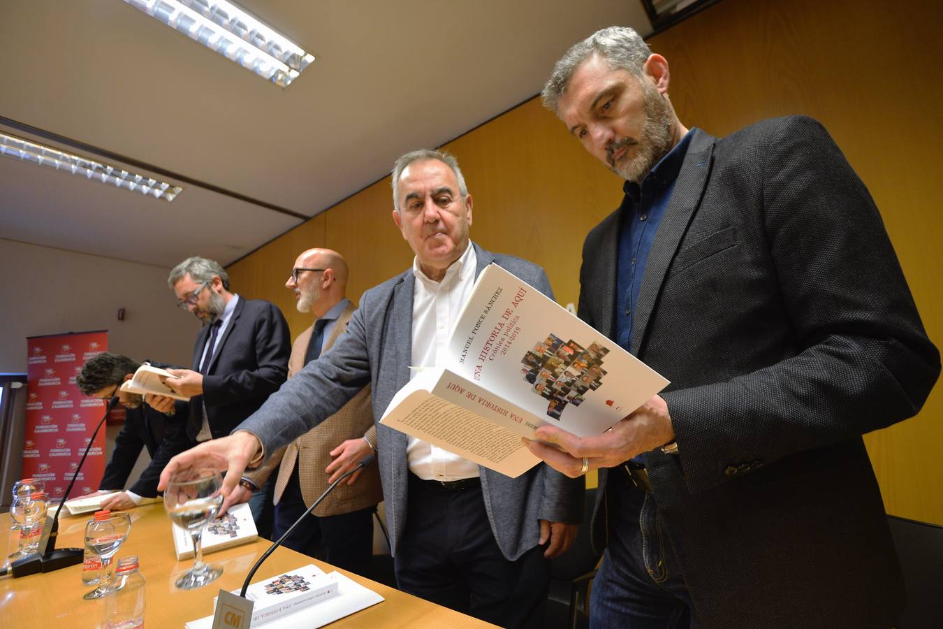 El periodista Manuel Ponce presentó el libro 'Crónica política (2014-2019)', que narra los hechos ocurridos en la Región desde la salida de Valcárcel hasta hoy. A Ponce le acompañaron los cuatro portavoces parlamentarios en la última legislatura: Víctor Martínez, Joaquín López, Óscar Urralburu y Miguel Sánchez.