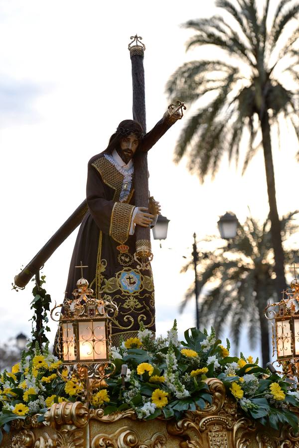 Cientos de personas siguieron el traslado de la imagen de Jesús del Gran Poder desde el convento de las Madres Capuchinas, en El Malecón.