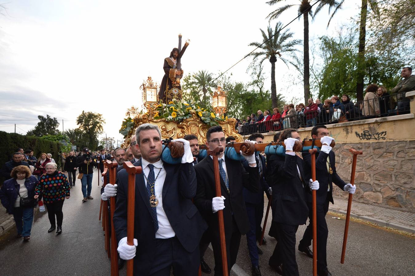 Cientos de personas siguieron el traslado de la imagen de Jesús del Gran Poder desde el convento de las Madres Capuchinas, en El Malecón.