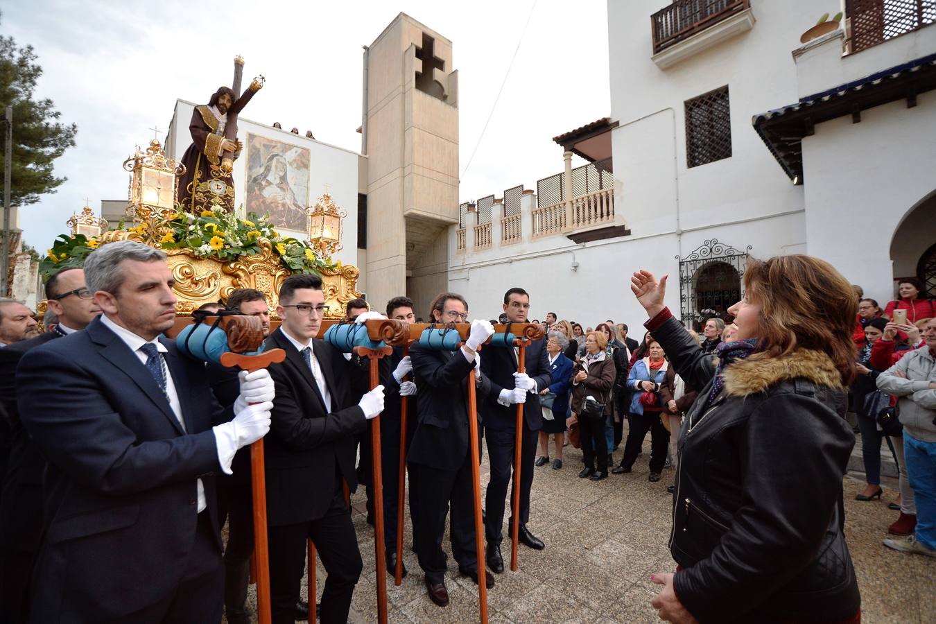 Cientos de personas siguieron el traslado de la imagen de Jesús del Gran Poder desde el convento de las Madres Capuchinas, en El Malecón.