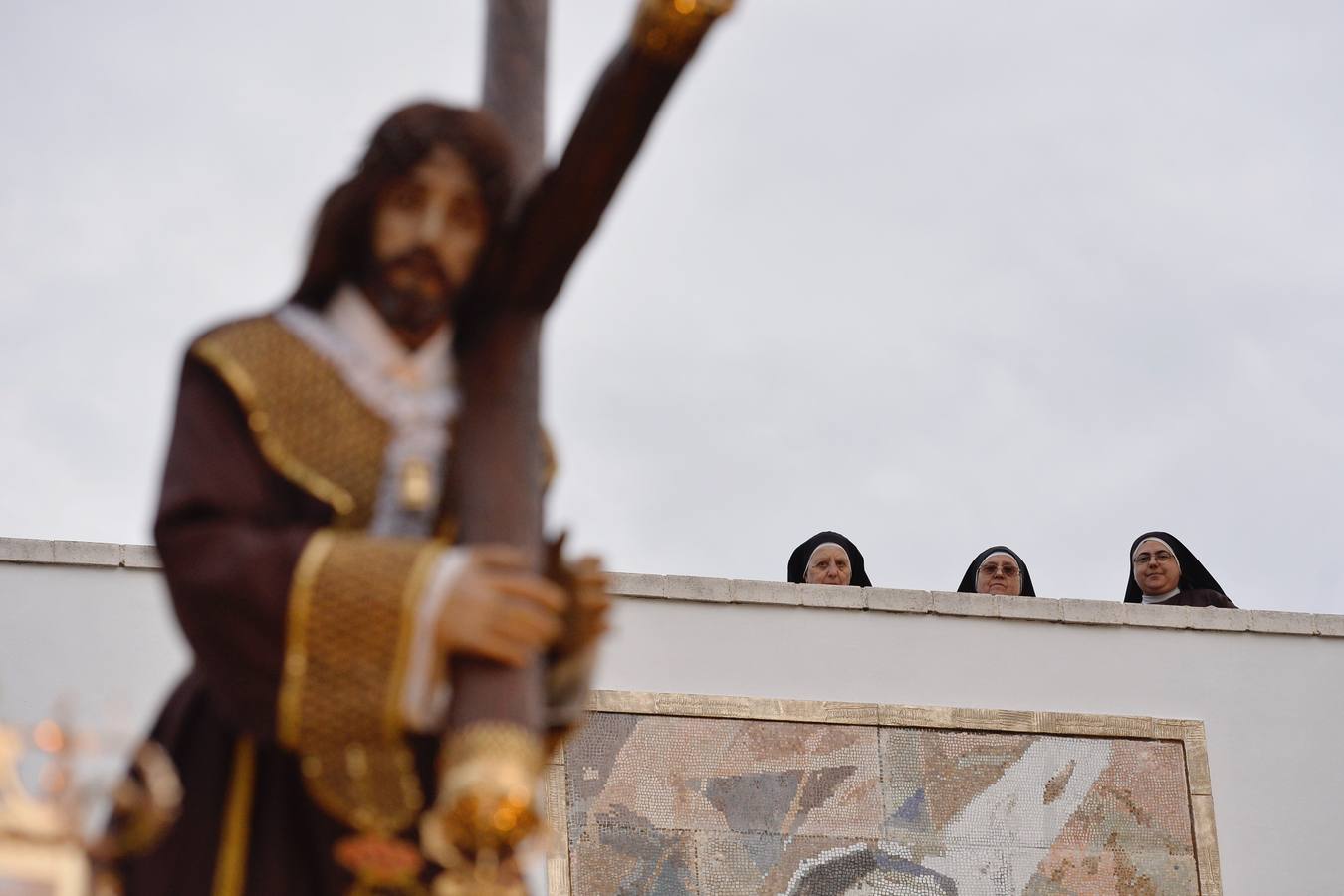 Cientos de personas siguieron el traslado de la imagen de Jesús del Gran Poder desde el convento de las Madres Capuchinas, en El Malecón.