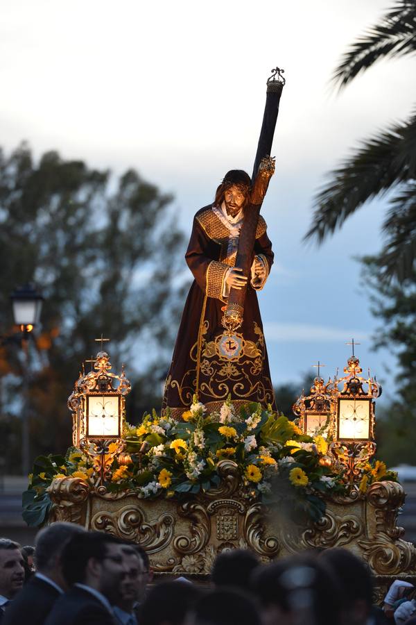 Cientos de personas siguieron el traslado de la imagen de Jesús del Gran Poder desde el convento de las Madres Capuchinas, en El Malecón.