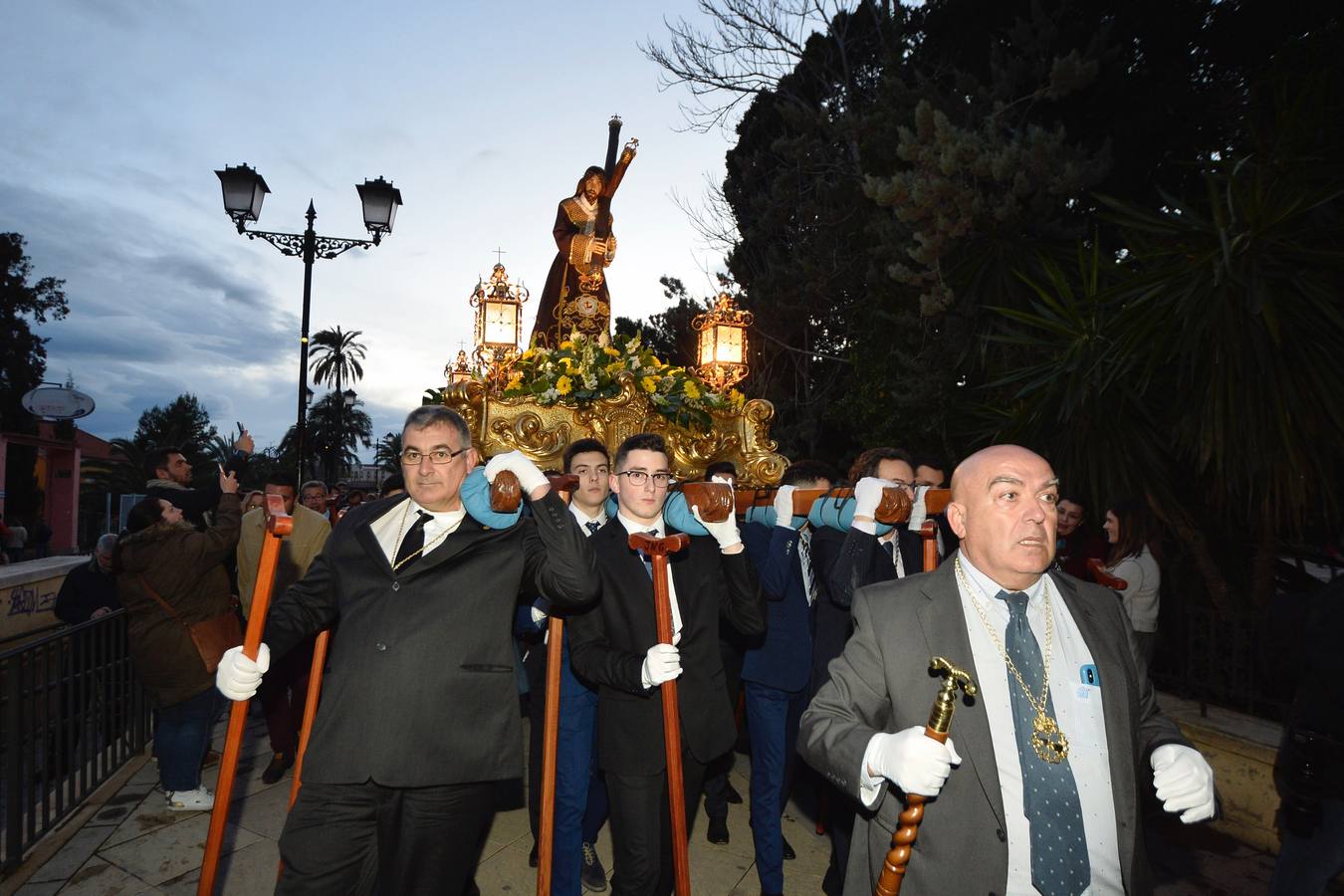 Cientos de personas siguieron el traslado de la imagen de Jesús del Gran Poder desde el convento de las Madres Capuchinas, en El Malecón.