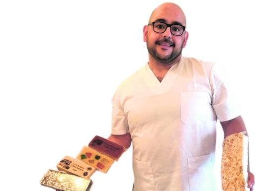 José Manuel Soria, con pastillas de sus productos. 