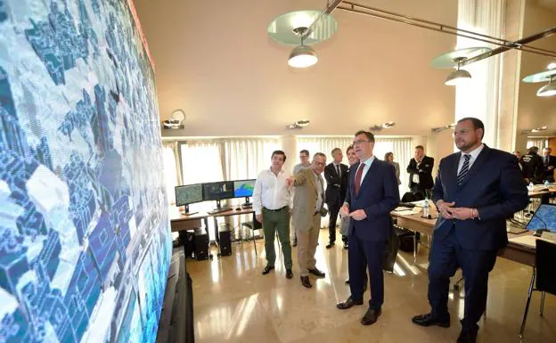 El alcalde Ballesta y el concejal de Modernización, José Guillén, frente al piloto del Centro Único de Seguimiento (CEUS), el cerebro de la ciudad inteligente, con la recreación en 3D del municipio. 