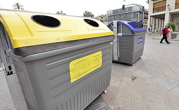 Un contenedor para envases plásticos y un contenedor para papel y cartón, en una fotografía de archivo.