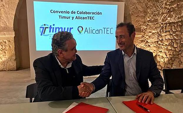 Un momento de la firma del convenio de colaboración, este miércoles.