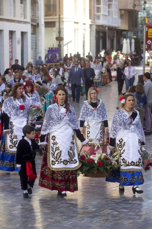 Los bailes de los Coros y Danzas de los Dolores y de la Cuadrilla de La Aljorra y las fanfarrias de la Banda de Cornetas y Tambores de Fuente Cubas, y de los gaiteros de 'Sauces' fueron los puntos fuertes de la ofrenda floral a la Caridad 