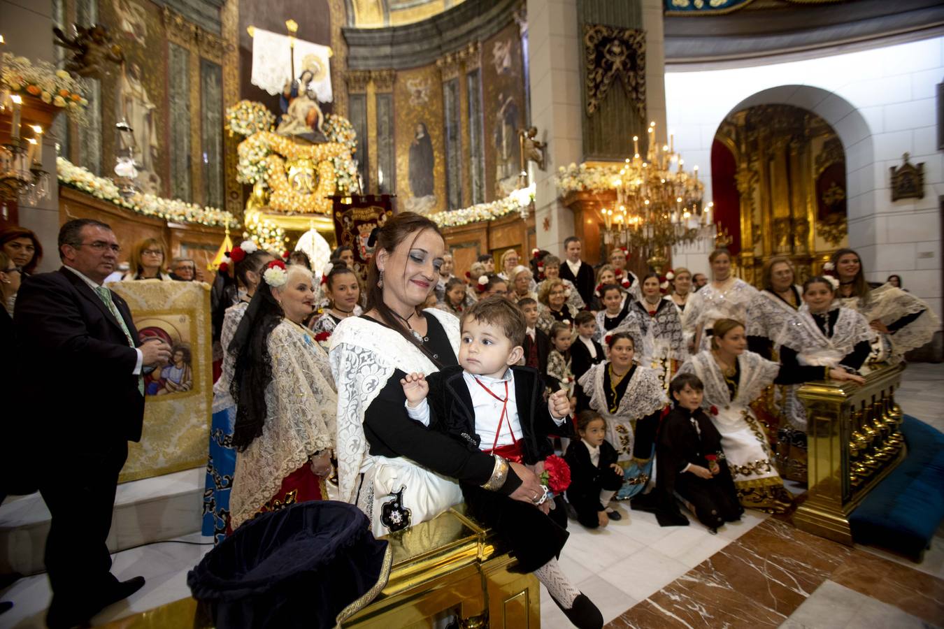 Los bailes de los Coros y Danzas de los Dolores y de la Cuadrilla de La Aljorra y las fanfarrias de la Banda de Cornetas y Tambores de Fuente Cubas, y de los gaiteros de 'Sauces' fueron los puntos fuertes de la ofrenda floral a la Caridad 