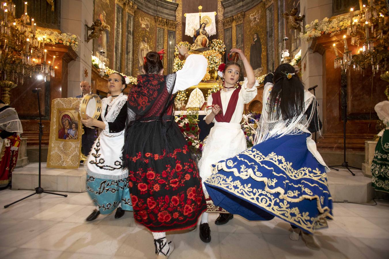 Los bailes de los Coros y Danzas de los Dolores y de la Cuadrilla de La Aljorra y las fanfarrias de la Banda de Cornetas y Tambores de Fuente Cubas, y de los gaiteros de 'Sauces' fueron los puntos fuertes de la ofrenda floral a la Caridad 