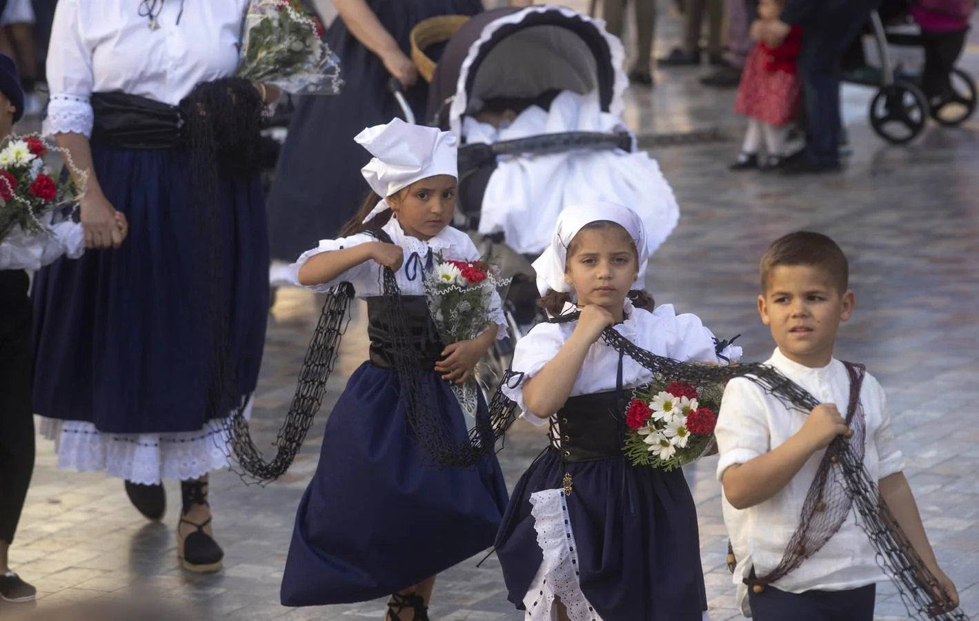 Los bailes de los Coros y Danzas de los Dolores y de la Cuadrilla de La Aljorra y las fanfarrias de la Banda de Cornetas y Tambores de Fuente Cubas, y de los gaiteros de 'Sauces' fueron los puntos fuertes de la ofrenda floral a la Caridad 