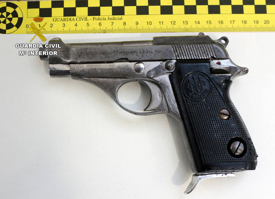 Detienen a once integrantes del grupo delictivo por delitos de tráfico de drogas, tenencia ilícita de armas y defraudación de fluido eléctrico, entre otros. Se incautaron 400 plantas, 100 kg de esta sustancia, 100 dosis de cocaína y 300 gramos de hachís