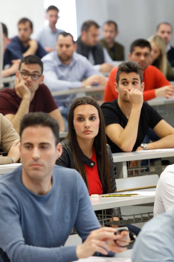 El Aulario del Campus de Espinardo acogió este viernes por la tarde prueba teórica, la primera de las cinco que tendrán que realiza los aspirantes
