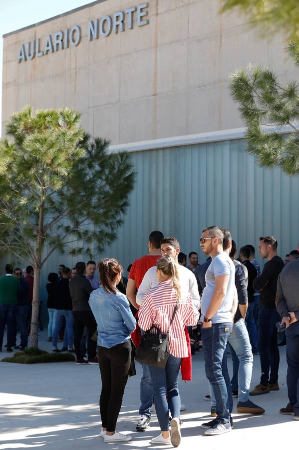El Aulario del Campus de Espinardo acogió este viernes por la tarde prueba teórica, la primera de las cinco que tendrán que realiza los aspirantes