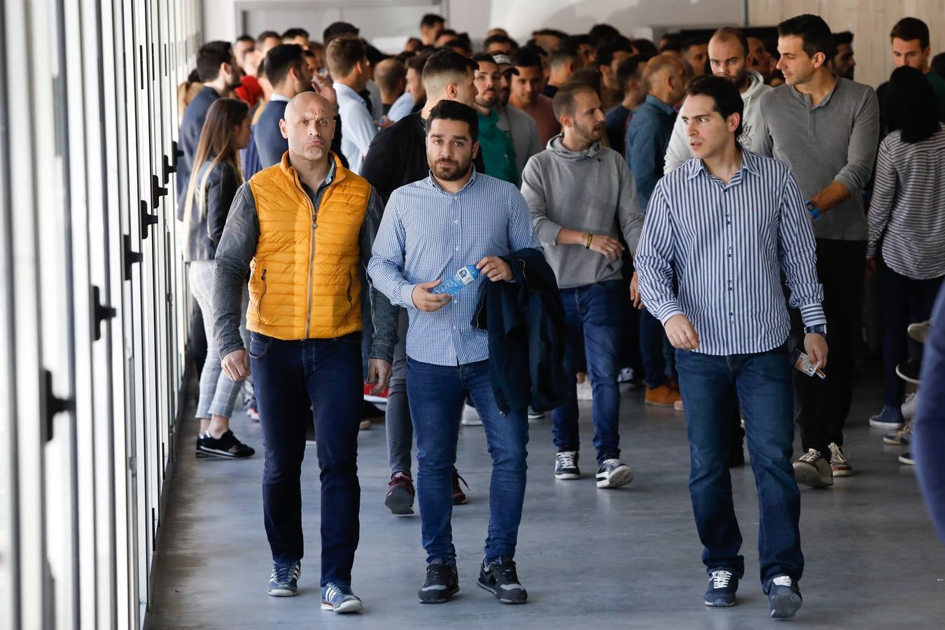 El Aulario del Campus de Espinardo acogió este viernes por la tarde prueba teórica, la primera de las cinco que tendrán que realiza los aspirantes