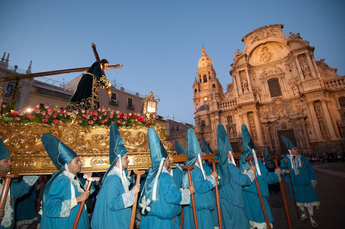 El paso de La Flagelación celebró su 25 aniversario en un desfile que cuajó de espectadores las calles más nazarenas