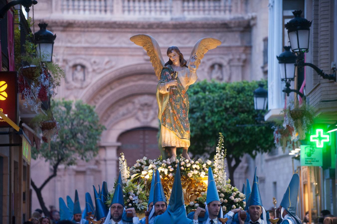 El paso de La Flagelación celebró su 25 aniversario en un desfile que cuajó de espectadores las calles más nazarenas