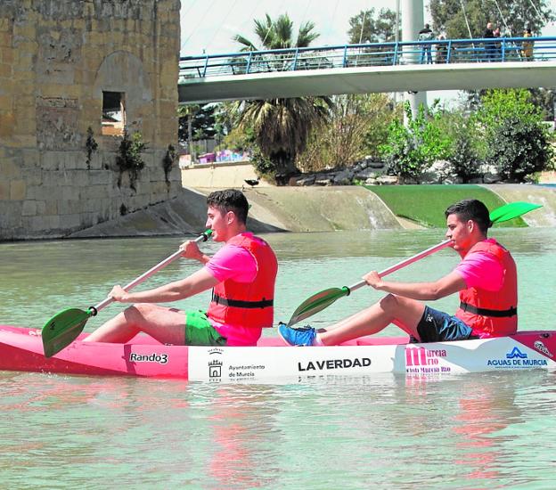Dos jóvenes hacen piragüismo en el río Segura. 