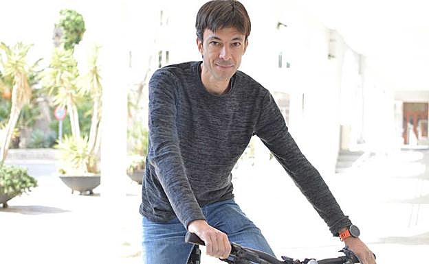 Pablo Rosique, con su bicicleta, en la UPCT. 
