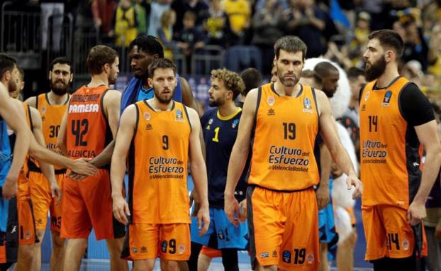Los jugadores del Valencia Basket tras la conclusión del encuentro.