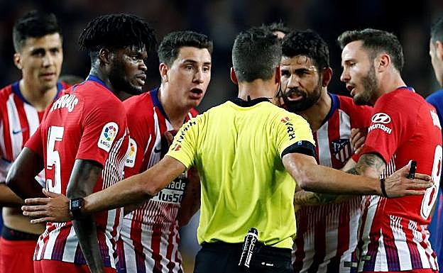 Diego Costa protesta a Gil Manzano tras su expulsión. 
