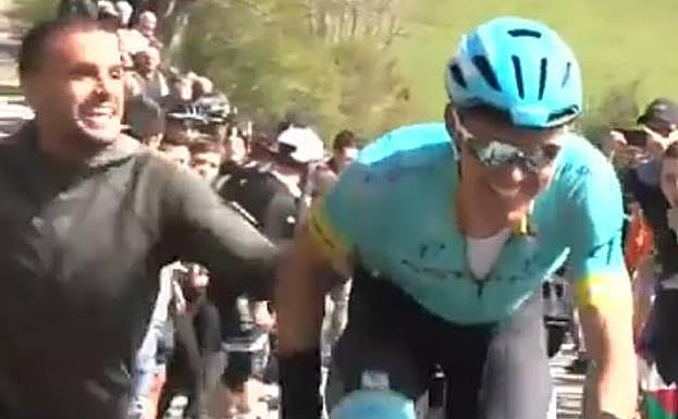 Pedro León anima a su hermano 'Luisle' en la Vuelta al País Vasco-Itzulia.
