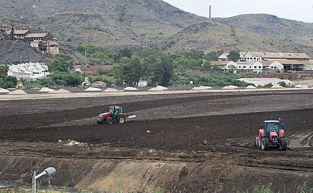 Obras de regeneración de la bahía de Portmán, en una imagen de archivo.