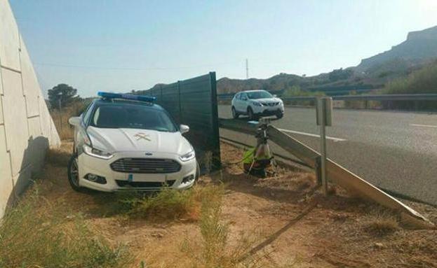 Radar oculto de la DGT colocado por la Guardia Civil.