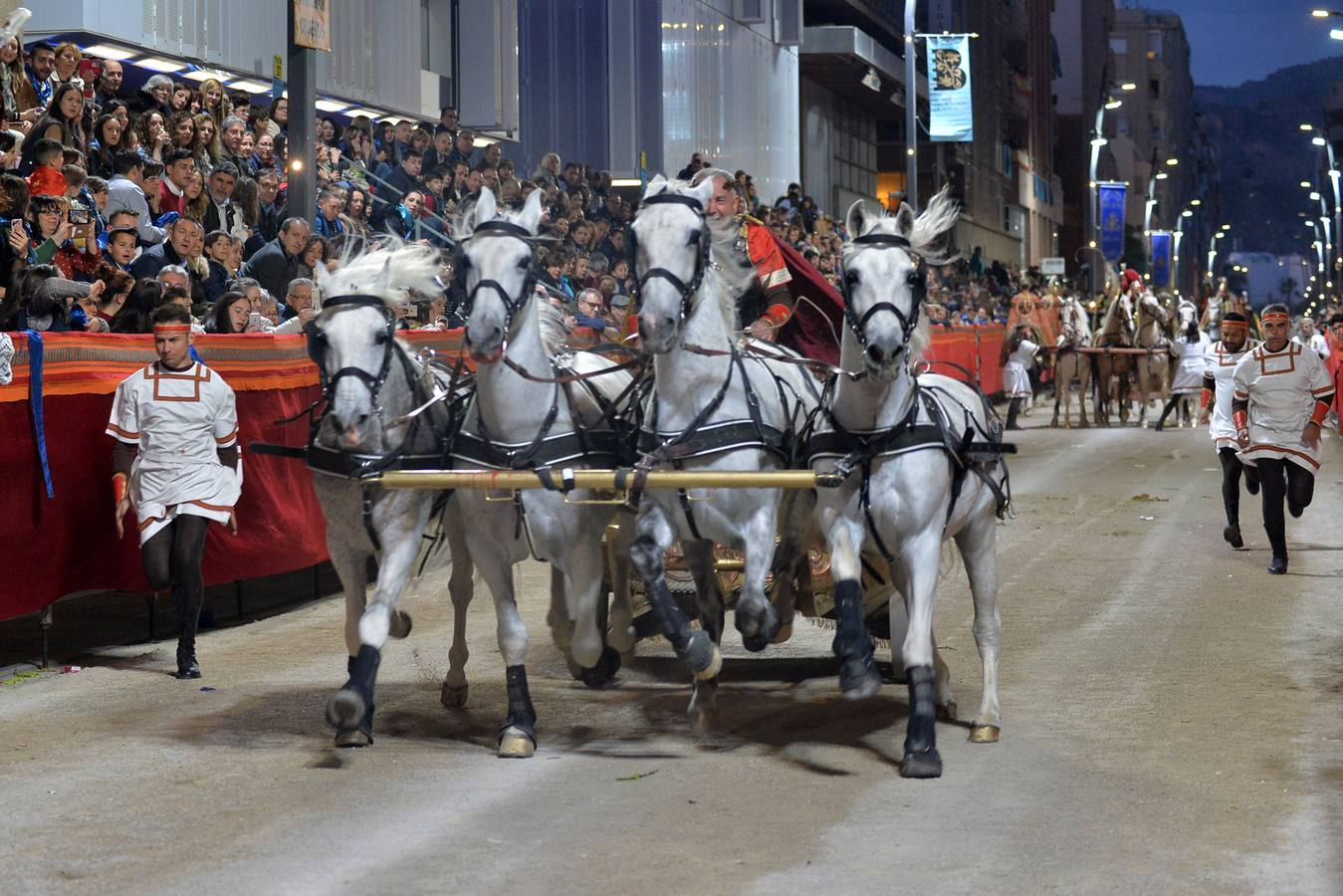 La imagen titular del Paso Azul recorrió la ciudad en su trono en andas en la primera procesión de la Semana Santa lorquina