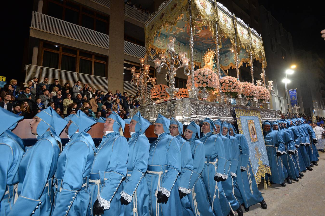 La imagen titular del Paso Azul recorrió la ciudad en su trono en andas en la primera procesión de la Semana Santa lorquina