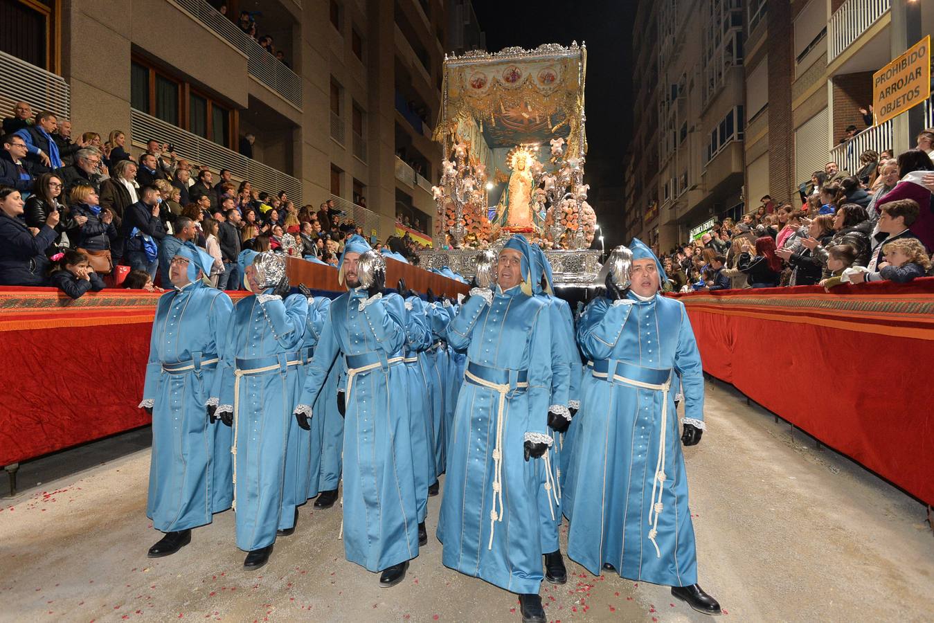 La imagen titular del Paso Azul recorrió la ciudad en su trono en andas en la primera procesión de la Semana Santa lorquina