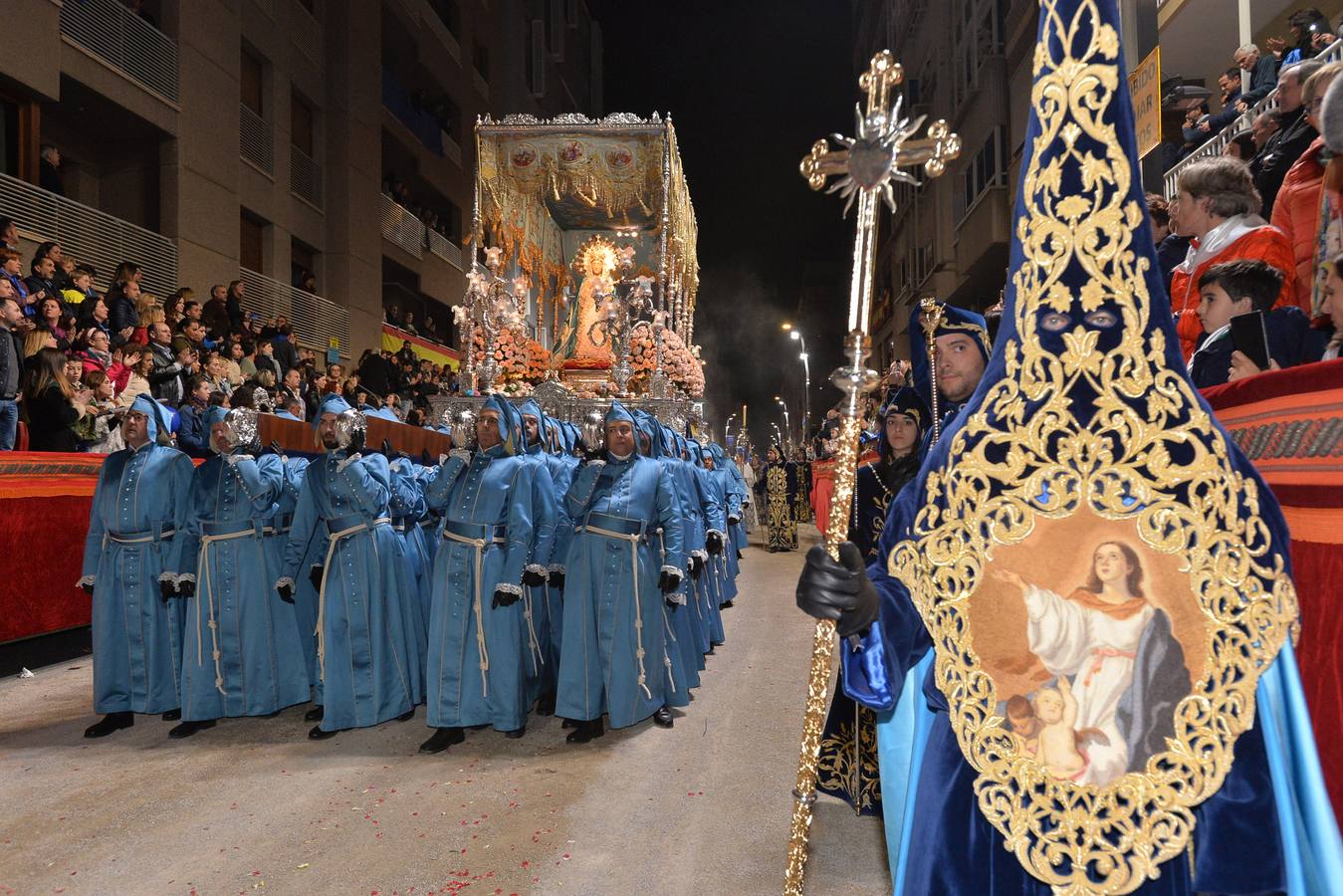 La imagen titular del Paso Azul recorrió la ciudad en su trono en andas en la primera procesión de la Semana Santa lorquina