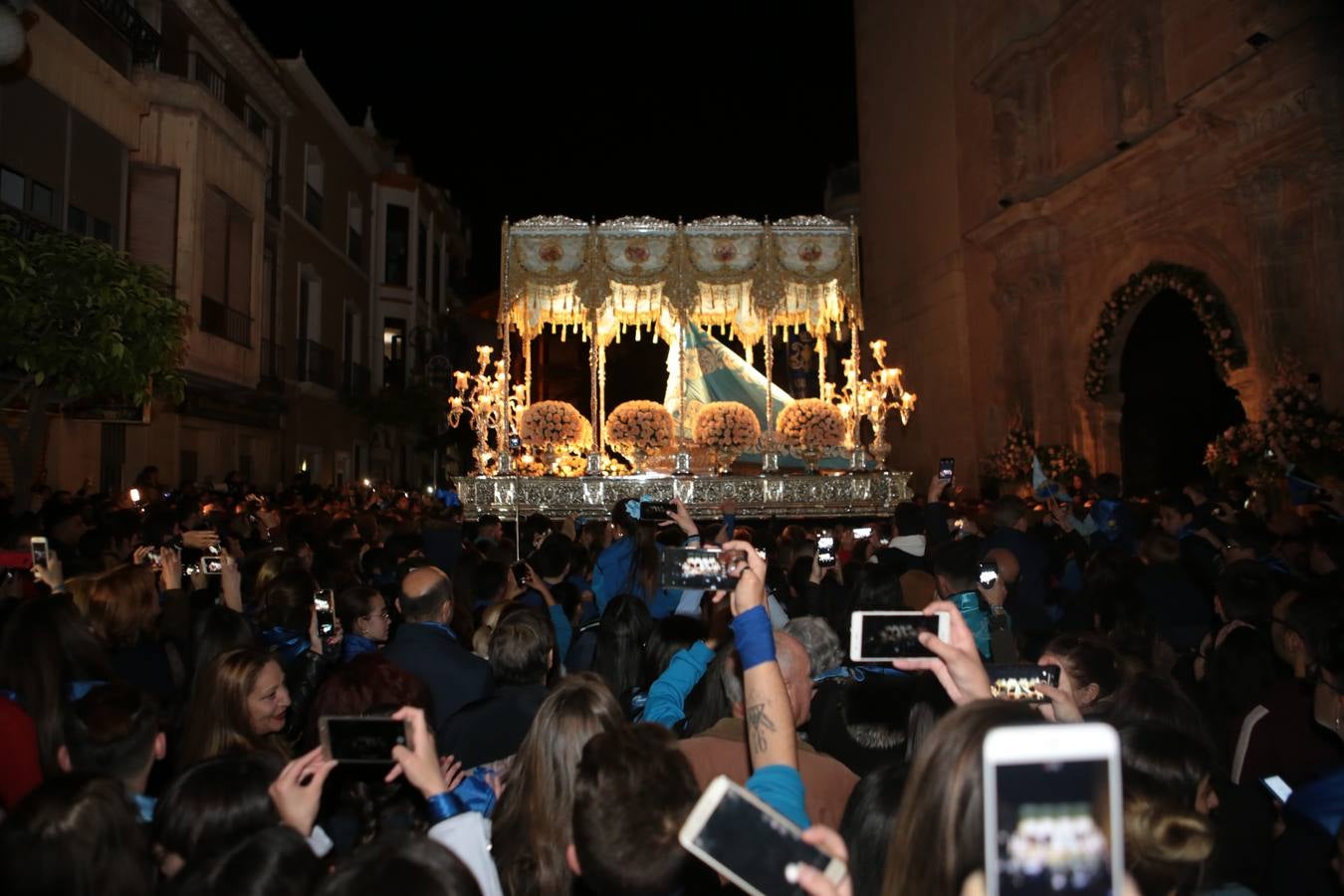 El día grande para el Paso Azul se inició ante las puertas de la iglesia de San Francisco, donde se desataron los 'vivas' y piropos a la talla de Capuz