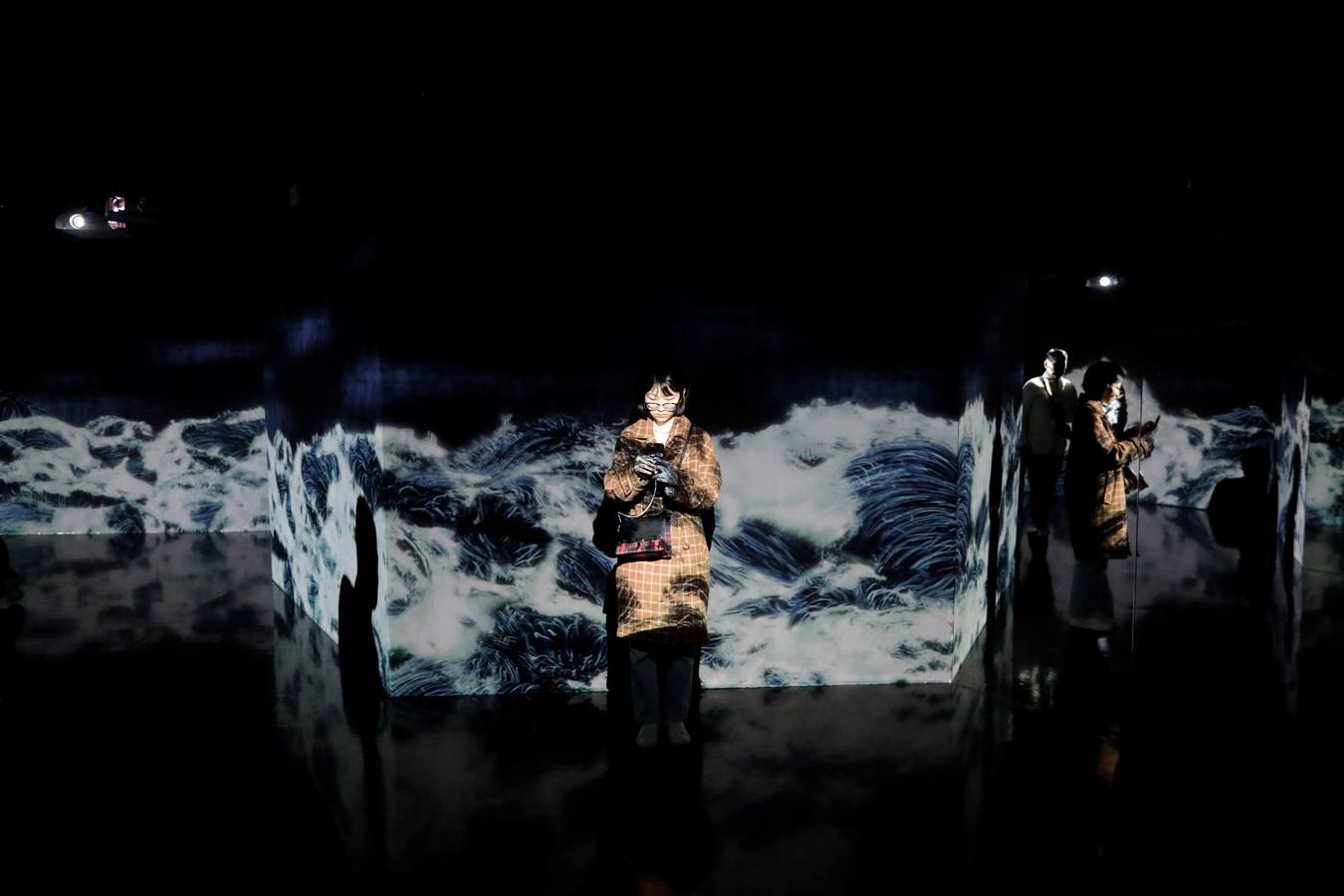 Varias personas visitan el espectáculo «Universo de partículas de agua en el Tanque» de teamLab en el proyecto artístico «Tank Shanghai», en Shangái (China). El proyecto de arte, fundado por el coleccionista Qiao Zhibing, es un centro multifuncional de 60.000 metros cuadrados que combina un centro de exposiciones con un parque, una librería, un centro de educación y un restaurante.