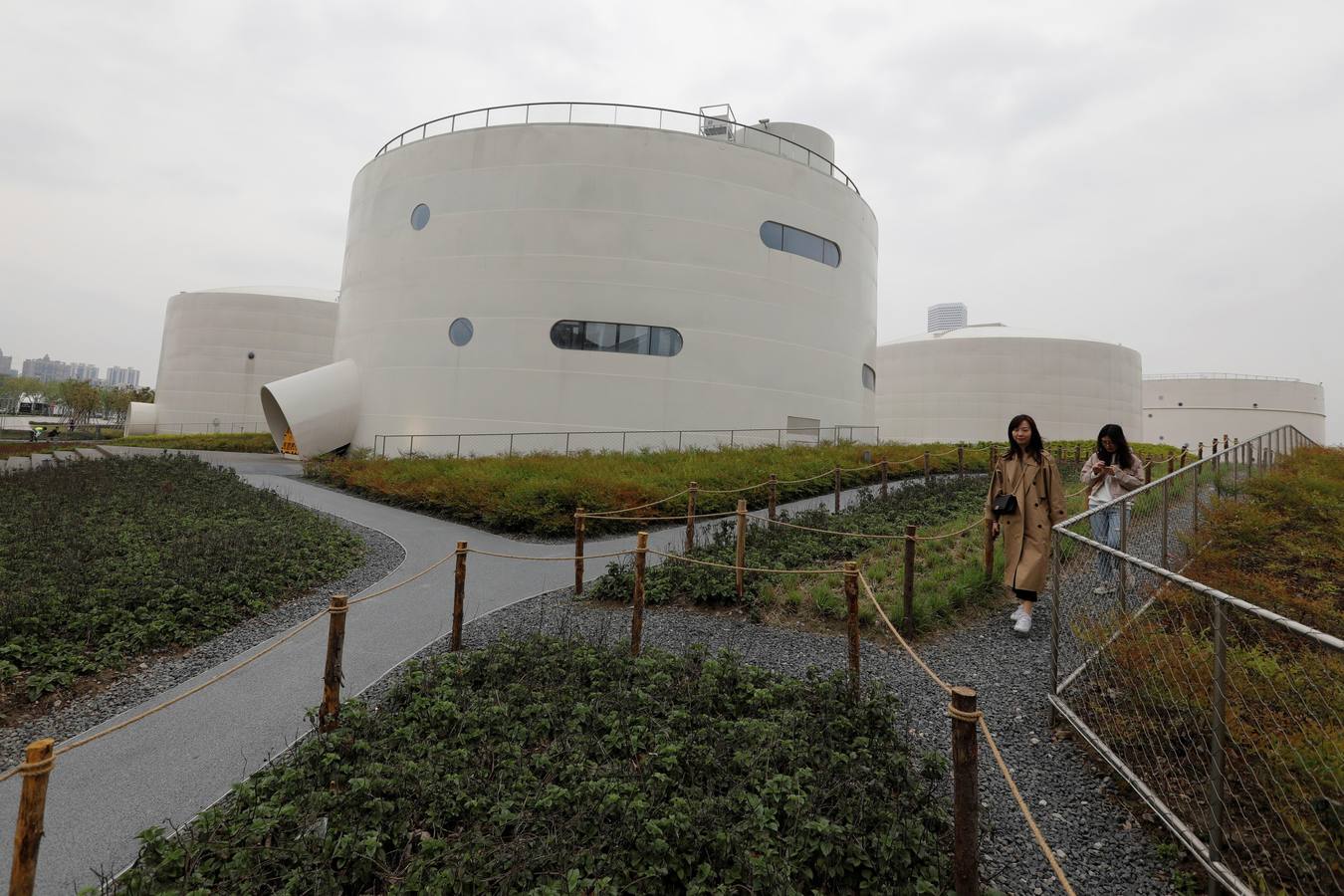 Varias personas visitan el espectáculo «Universo de partículas de agua en el Tanque» de teamLab en el proyecto artístico «Tank Shanghai», en Shangái (China). El proyecto de arte, fundado por el coleccionista Qiao Zhibing, es un centro multifuncional de 60.000 metros cuadrados que combina un centro de exposiciones con un parque, una librería, un centro de educación y un restaurante.