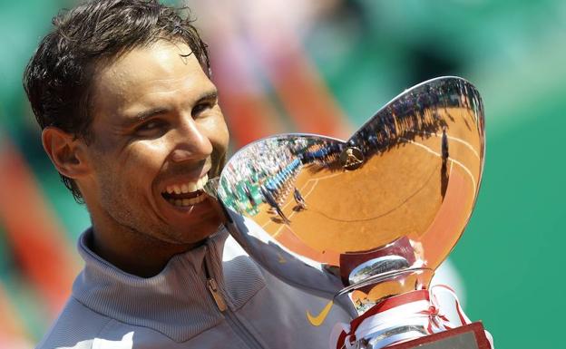 Rafa Nadal, con el trofeo conquistado el año pasado en Montecarlo. 