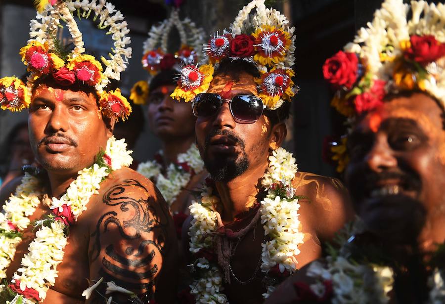 Este festival dura un mes y termina con el comienzo Del año nuevo bengalí en el mes de abril. El objetivo principal de este festival es celebrar el matrimonio del sol y la tierra.