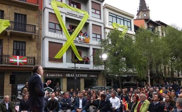 Un edificio luce un gigantesco lazo amarillo donde Ciudadanos da el mitin en Renteria. 