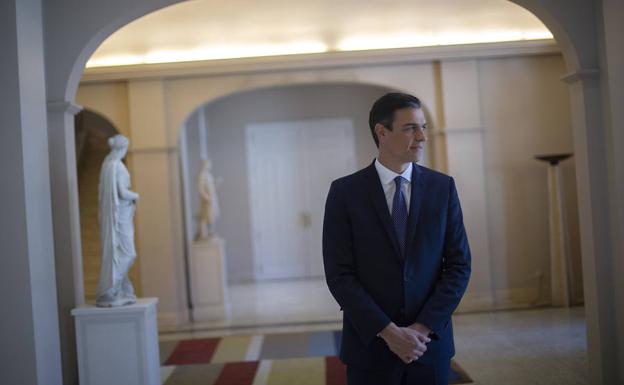 Pedro Sánchez posa en un pasillo del edificio en que se celebran los Consejos de Ministros.